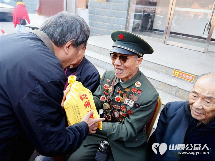 山西太原一碗小米粥浓浓敬老情 山西省名优土特新产品协会联合山西省海养慈善基金会在山西省军区社区举行尊老敬老爱老——全民品粥日活动 - 第5张 - 山西公益人 山西太原一碗小米粥浓浓敬老情 山西省名优土特新产品协会联合山西省海养慈善基金会在山西省军区社区举行尊老敬老爱老——全民品粥日活动 - 第5张