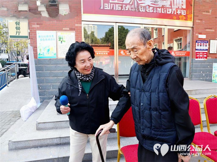 山西太原一碗小米粥浓浓敬老情 山西省名优土特新产品协会联合山西省海养慈善基金会在山西省军区社区举行尊老敬老爱老——全民品粥日活动 - 第6张 - 山西公益人 山西太原一碗小米粥浓浓敬老情 山西省名优土特新产品协会联合山西省海养慈善基金会在山西省军区社区举行尊老敬老爱老——全民品粥日活动 - 第6张