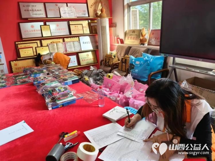 携手成溪共撒星光 交城县顺风公益协会志愿者带着星辰计划的爱心礼包与助学金走进8个乡镇18所学校把温暖亲手递到了92名困境学子掌心 - 第8张