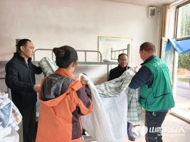 携手成溪共撒星光 交城县顺风公益协会志愿者带着星辰计划的爱心礼包与助学金走进8个乡镇18所学校把温暖亲手递到了92名困境学子掌心 - 第5张