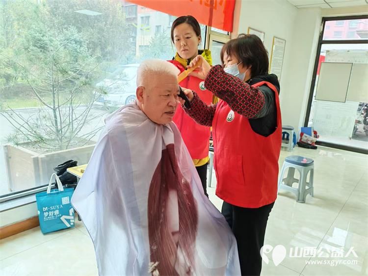 志愿服务进社区健康活动暖人心介休市敬老协会2025年11月5日走进介休市北坛街道文苑街社区为社区所有老人爱心理发义诊 - 第3张 - 山西公益人 志愿服务进社区健康活动暖人心介休市敬老协会2025年11月5日走进介休市北坛街道文苑街社区为社区所有老人爱心理发义诊 - 第3张