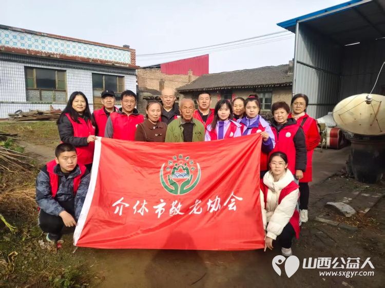 介休市敬老协会组织志愿者走进义安镇白家堡村入户83岁特困博万善老人家为老人料理家务理发包饺子 - 第1张 - 山西公益人 介休市敬老协会组织志愿者走进义安镇白家堡村入户83岁特困博万善老人家为老人料理家务理发包饺子 - 第1张