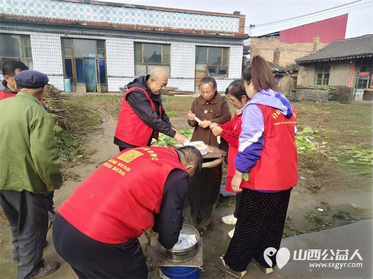 介休市敬老协会组织志愿者走进义安镇白家堡村入户83岁特困博万善老人家为老人料理家务理发包饺子 - 第24张 - 山西公益人 介休市敬老协会组织志愿者走进义安镇白家堡村入户83岁特困博万善老人家为老人料理家务理发包饺子 - 第24张