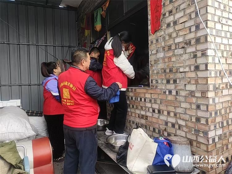 介休市敬老协会组织志愿者走进义安镇白家堡村入户83岁特困博万善老人家为老人料理家务理发包饺子 - 第12张 - 山西公益人 介休市敬老协会组织志愿者走进义安镇白家堡村入户83岁特困博万善老人家为老人料理家务理发包饺子 - 第12张