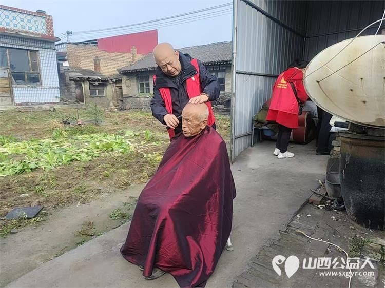 介休市敬老协会组织志愿者走进义安镇白家堡村入户83岁特困博万善老人家为老人料理家务理发包饺子 - 第5张 - 山西公益人 介休市敬老协会组织志愿者走进义安镇白家堡村入户83岁特困博万善老人家为老人料理家务理发包饺子 - 第5张