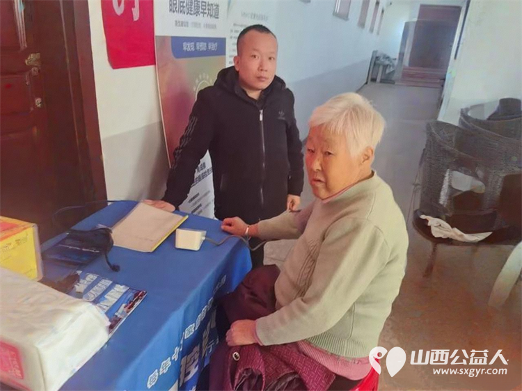 介休市敬老协会敬老爱老助老活动2025年11月1日在连福镇化家窑村举办在村委为60岁以上所有老人理发体检 - 第15张