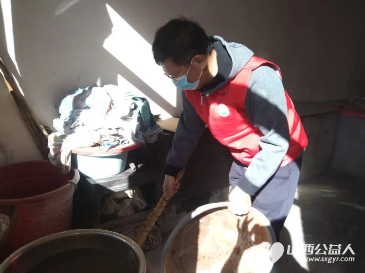 介休市敬老协会在连福镇化家窑村入户81岁特困化定忠老人家为老人料理家务擦玻璃刷洗锅碗瓢盆打扫室内外卫生做饭包饺子 - 第4张