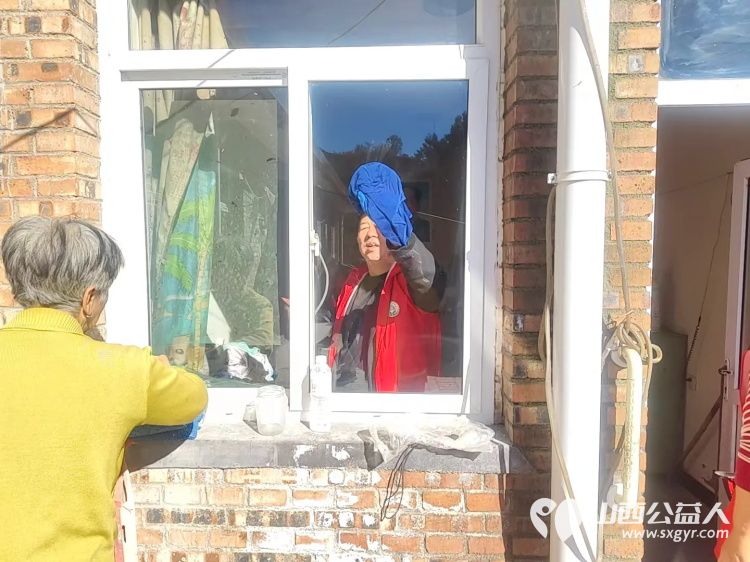 介休市敬老协会在连福镇化家窑村入户81岁特困化定忠老人家为老人料理家务擦玻璃刷洗锅碗瓢盆打扫室内外卫生做饭包饺子 - 第14张