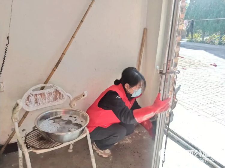 介休市敬老协会在连福镇化家窑村入户81岁特困化定忠老人家为老人料理家务擦玻璃刷洗锅碗瓢盆打扫室内外卫生做饭包饺子 - 第2张