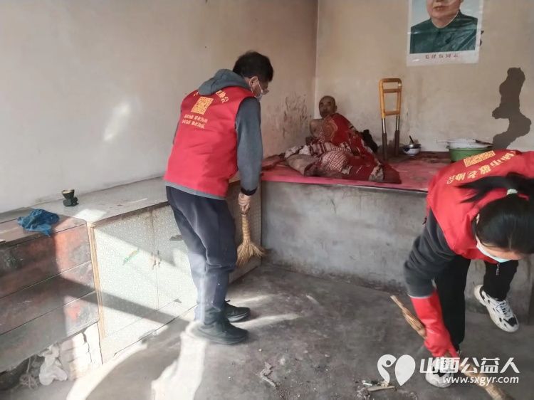 介休市敬老协会在连福镇化家窑村入户81岁特困化定忠老人家为老人料理家务擦玻璃刷洗锅碗瓢盆打扫室内外卫生做饭包饺子 - 第5张