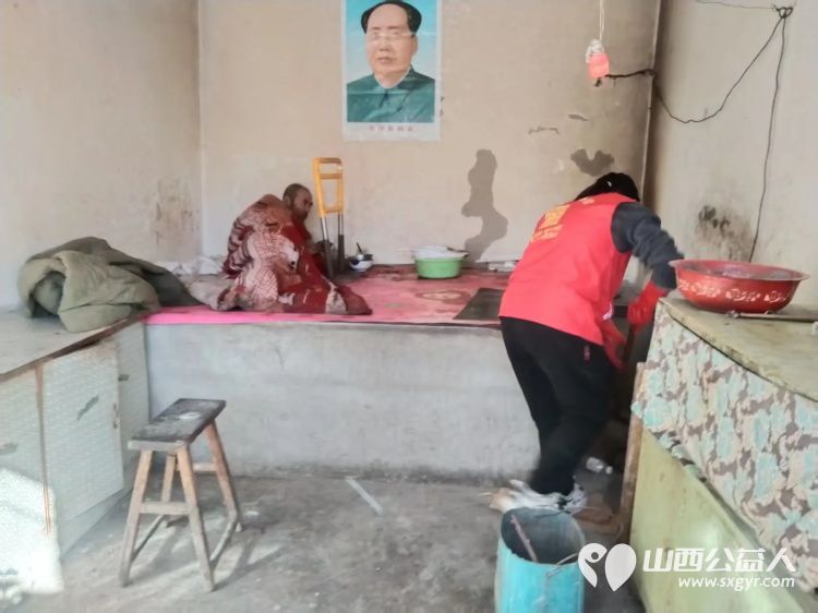 介休市敬老协会在连福镇化家窑村入户81岁特困化定忠老人家为老人料理家务擦玻璃刷洗锅碗瓢盆打扫室内外卫生做饭包饺子 - 第8张