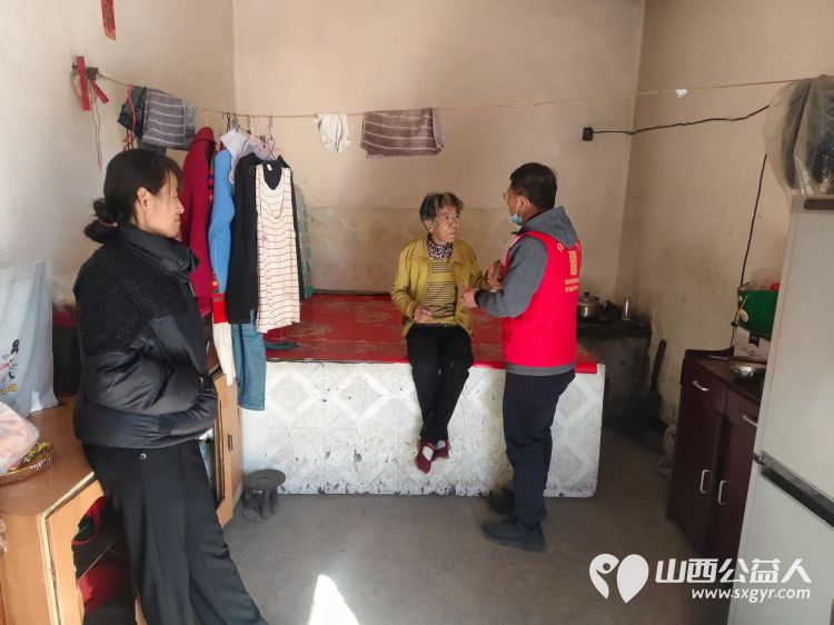 介休市敬老协会在连福镇化家窑村入户81岁特困化定忠老人家为老人料理家务擦玻璃刷洗锅碗瓢盆打扫室内外卫生做饭包饺子 - 第10张