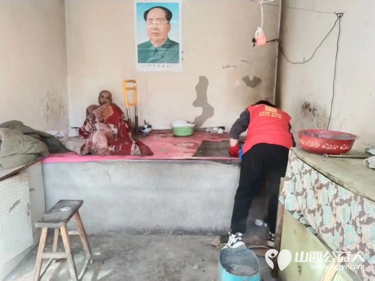 介休市敬老协会在连福镇化家窑村入户81岁特困化定忠老人家为老人料理家务擦玻璃刷洗锅碗瓢盆打扫室内外卫生做饭包饺子 - 第6张