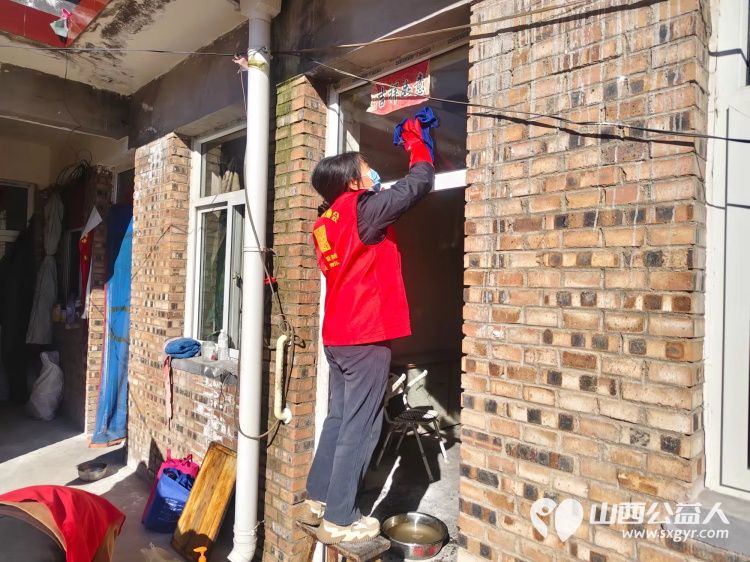 介休市敬老协会在连福镇化家窑村入户81岁特困化定忠老人家为老人料理家务擦玻璃刷洗锅碗瓢盆打扫室内外卫生做饭包饺子 - 第11张