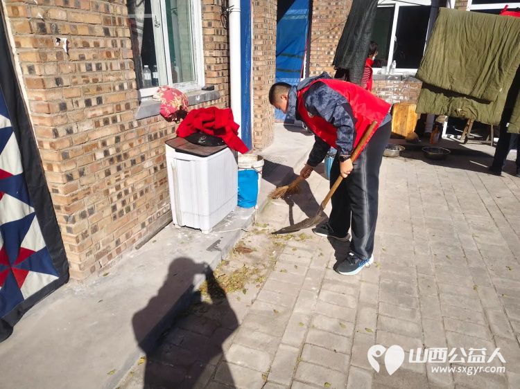 介休市敬老协会在连福镇化家窑村入户81岁特困化定忠老人家为老人料理家务擦玻璃刷洗锅碗瓢盆打扫室内外卫生做饭包饺子 - 第12张