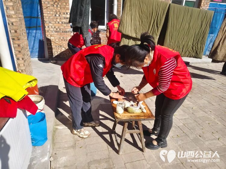 介休市敬老协会在连福镇化家窑村入户81岁特困化定忠老人家为老人料理家务擦玻璃刷洗锅碗瓢盆打扫室内外卫生做饭包饺子 - 第9张