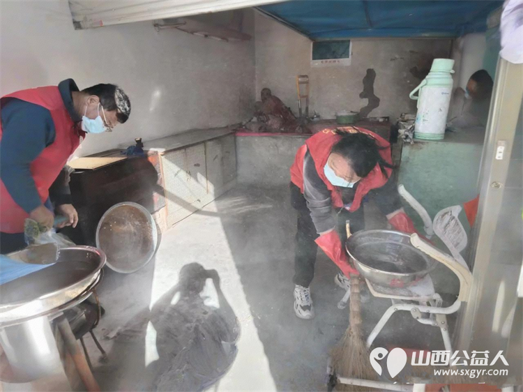 介休市敬老协会在连福镇化家窑村入户81岁特困化定忠老人家为老人料理家务擦玻璃刷洗锅碗瓢盆打扫室内外卫生做饭包饺子 - 第7张