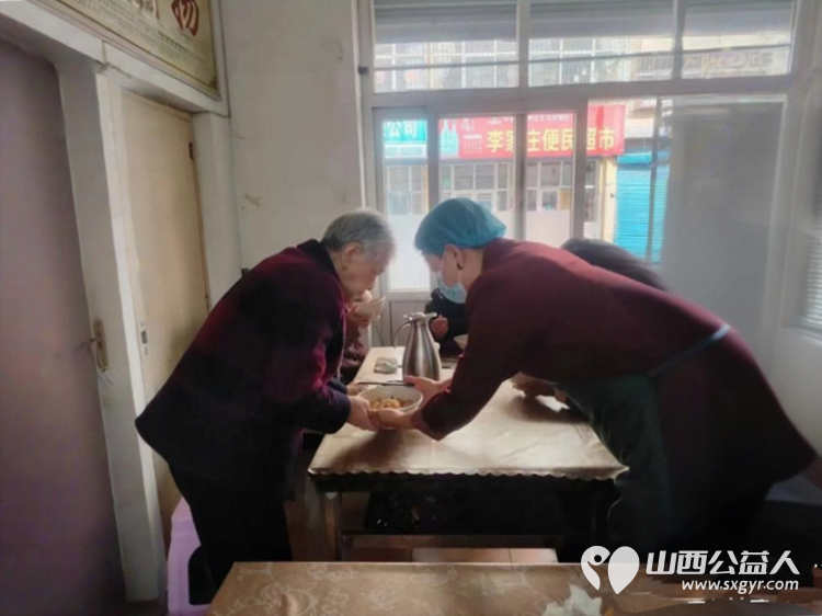 长治市小雨点公益志愿者协会思源分会会长王新丽得到雨花斋二部因故计划暂停供餐的消息后立即组织起一支包含临时替补大厨在内的志愿队伍按时恢复供餐 - 第12张