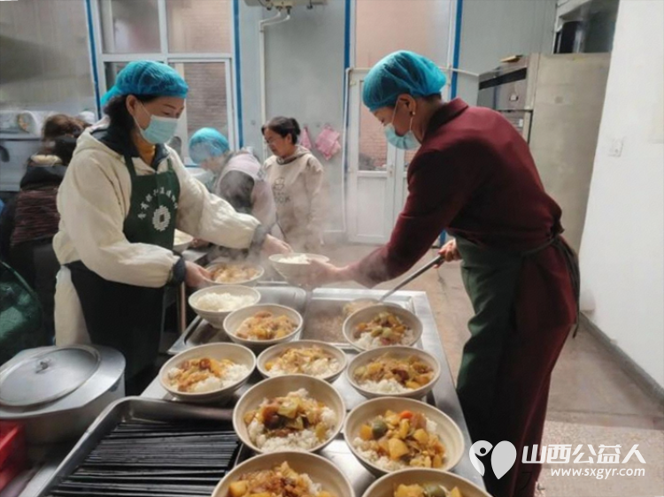 长治市小雨点公益志愿者协会思源分会会长王新丽得到雨花斋二部因故计划暂停供餐的消息后立即组织起一支包含临时替补大厨在内的志愿队伍按时恢复供餐 - 第5张
