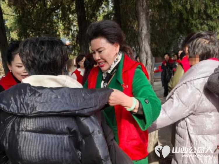 初冬送暖温情守护 长治市爱心妈妈志愿服务协会深入长治市安神医院开展公益慰问活动为这里的特殊群体送上精致棉衣、棉鞋、新鲜大葱和鸡蛋等物资 - 第9张