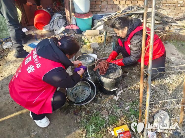 介休市敬老协会志愿者走进张兰镇田堡村入户80岁特困马福文老人家中为老人擦玻璃打扫室内外卫生做饭包饺子 - 第14张