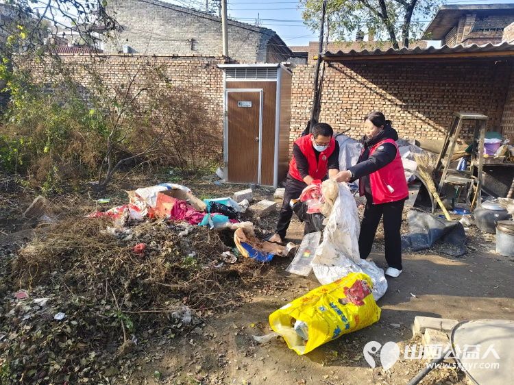 介休市敬老协会志愿者走进张兰镇田堡村入户80岁特困马福文老人家中为老人擦玻璃打扫室内外卫生做饭包饺子 - 第6张