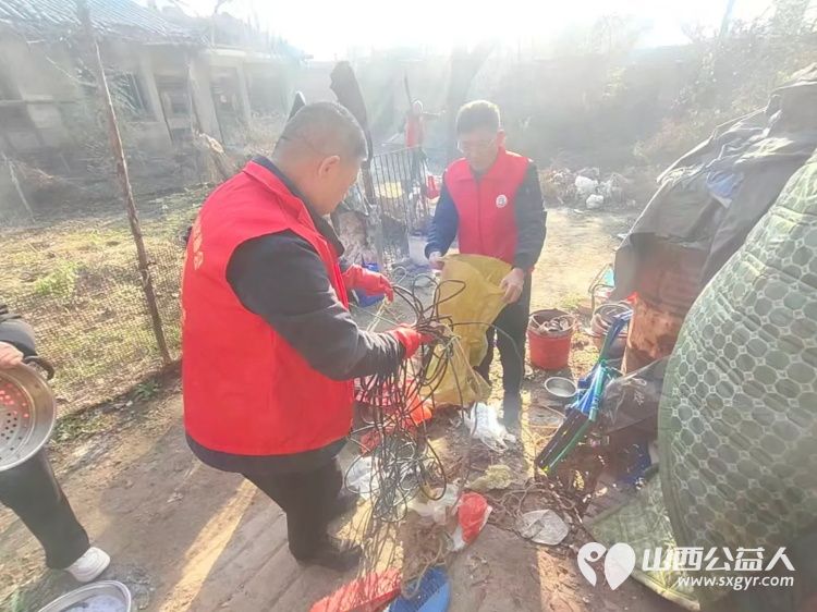 介休市敬老协会志愿者走进张兰镇田堡村入户80岁特困马福文老人家中为老人擦玻璃打扫室内外卫生做饭包饺子 - 第5张