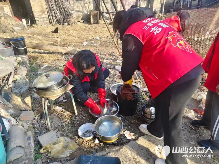 介休市敬老协会志愿者走进张兰镇田堡村入户80岁特困马福文老人家中为老人擦玻璃打扫室内外卫生做饭包饺子 - 第15张