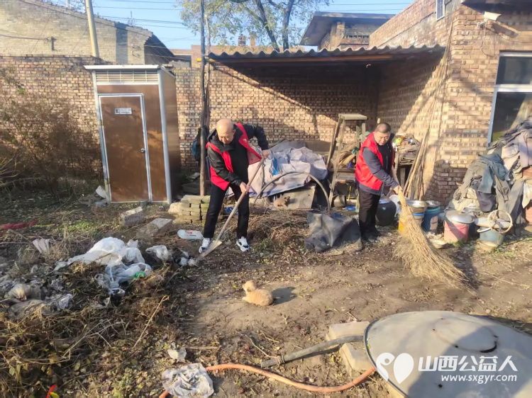 介休市敬老协会志愿者走进张兰镇田堡村入户80岁特困马福文老人家中为老人擦玻璃打扫室内外卫生做饭包饺子 - 第4张