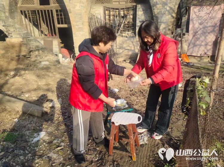 介休市敬老协会志愿者走进张兰镇田堡村入户80岁特困马福文老人家中为老人擦玻璃打扫室内外卫生做饭包饺子 - 第12张