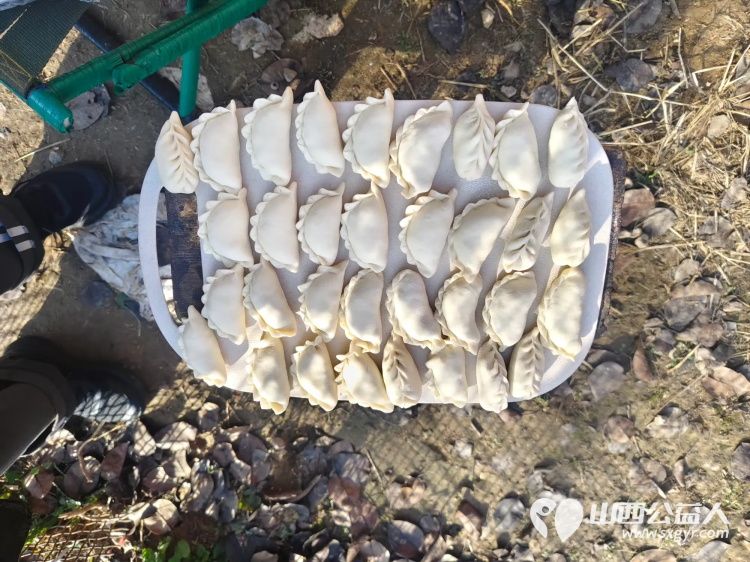 介休市敬老协会志愿者走进张兰镇田堡村入户80岁特困马福文老人家中为老人擦玻璃打扫室内外卫生做饭包饺子 - 第13张