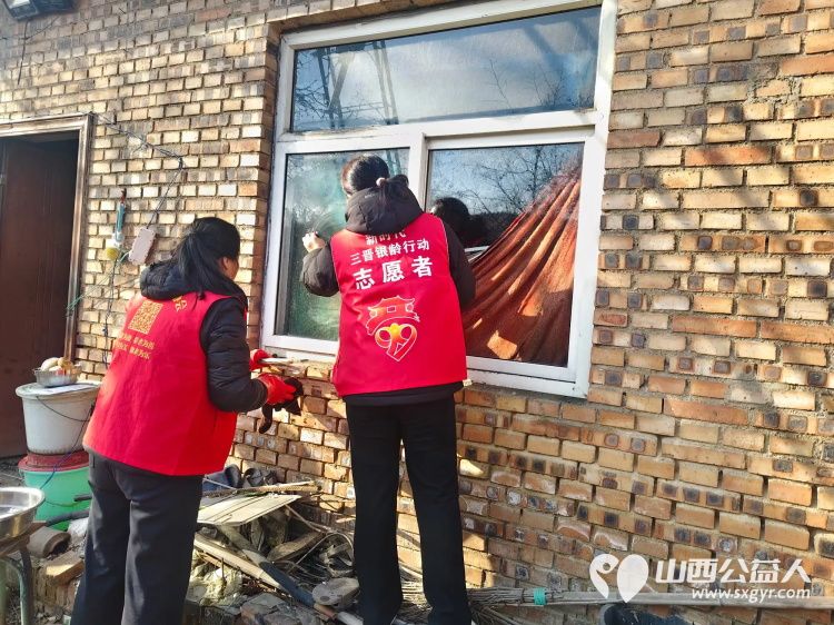 介休市敬老协会志愿者走进张兰镇田堡村入户80岁特困马福文老人家中为老人擦玻璃打扫室内外卫生做饭包饺子 - 第7张