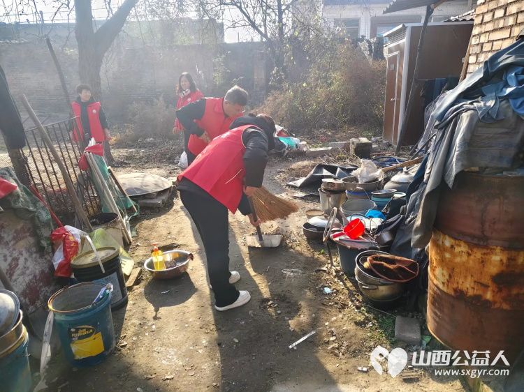 介休市敬老协会志愿者走进张兰镇田堡村入户80岁特困马福文老人家中为老人擦玻璃打扫室内外卫生做饭包饺子 - 第3张