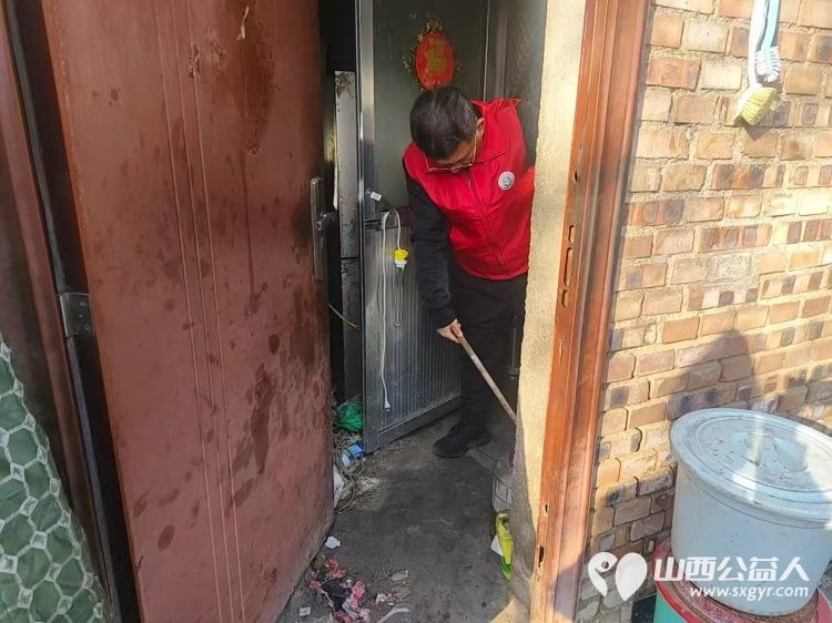 介休市敬老协会志愿者走进张兰镇田堡村入户80岁特困马福文老人家中为老人擦玻璃打扫室内外卫生做饭包饺子 - 第8张