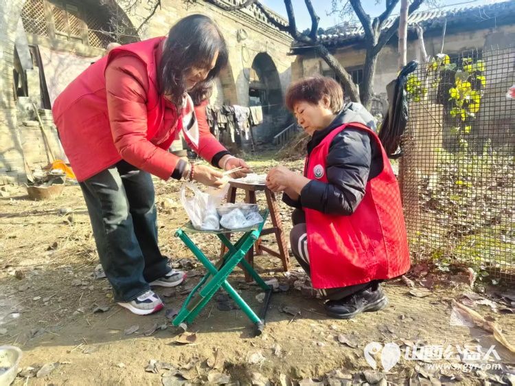 介休市敬老协会志愿者走进张兰镇田堡村入户80岁特困马福文老人家中为老人擦玻璃打扫室内外卫生做饭包饺子 - 第11张