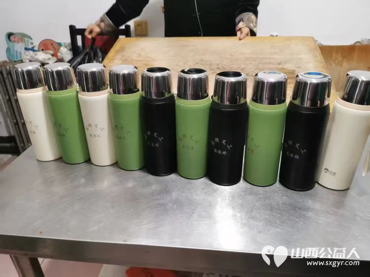 小雨点公益思源分会11月15日雨花斋公益免费午餐爱心人士捐赠了10个特制水杯及面粉油等当天供应的餐食 - 第13张