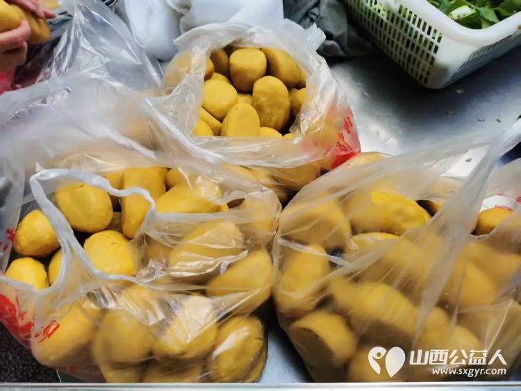 小雨点公益思源分会11月15日雨花斋公益免费午餐爱心人士捐赠了10个特制水杯及面粉油等当天供应的餐食 - 第8张