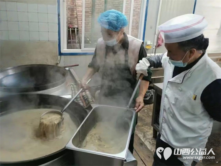 小雨点公益思源分会11月15日雨花斋公益免费午餐爱心人士捐赠了10个特制水杯及面粉油等当天供应的餐食 - 第4张