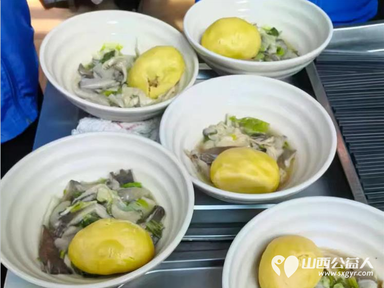 小雨点公益思源分会11月15日雨花斋公益免费午餐爱心人士捐赠了10个特制水杯及面粉油等当天供应的餐食 - 第17张