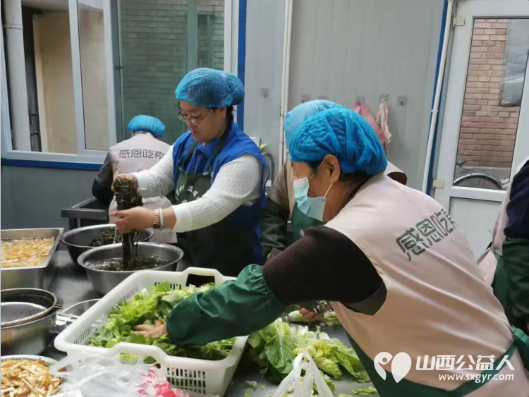 小雨点公益思源分会11月15日雨花斋公益免费午餐爱心人士捐赠了10个特制水杯及面粉油等当天供应的餐食 - 第3张