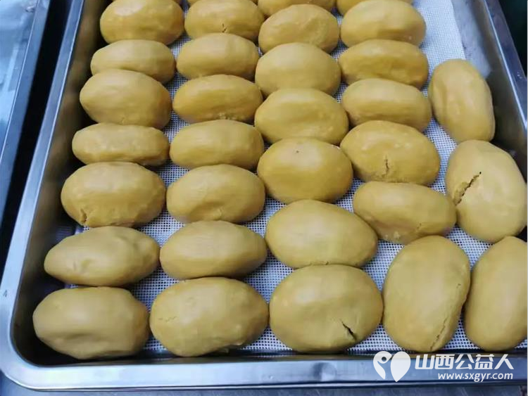 小雨点公益思源分会11月15日雨花斋公益免费午餐爱心人士捐赠了10个特制水杯及面粉油等当天供应的餐食 - 第7张