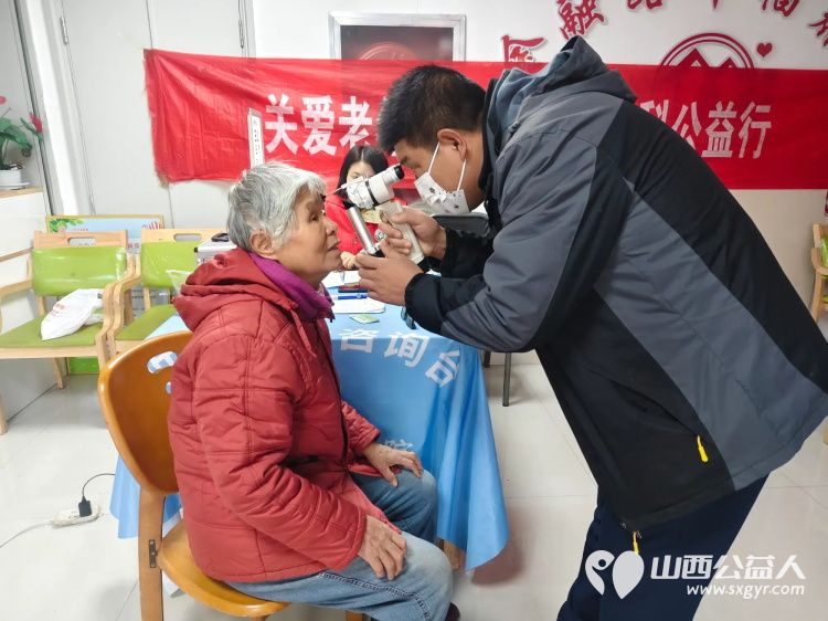 介休市敬老协会组织志愿者2025年11月19日在介休市西关街道金融路社区为社区所有老人爱心理发义诊 - 第14张