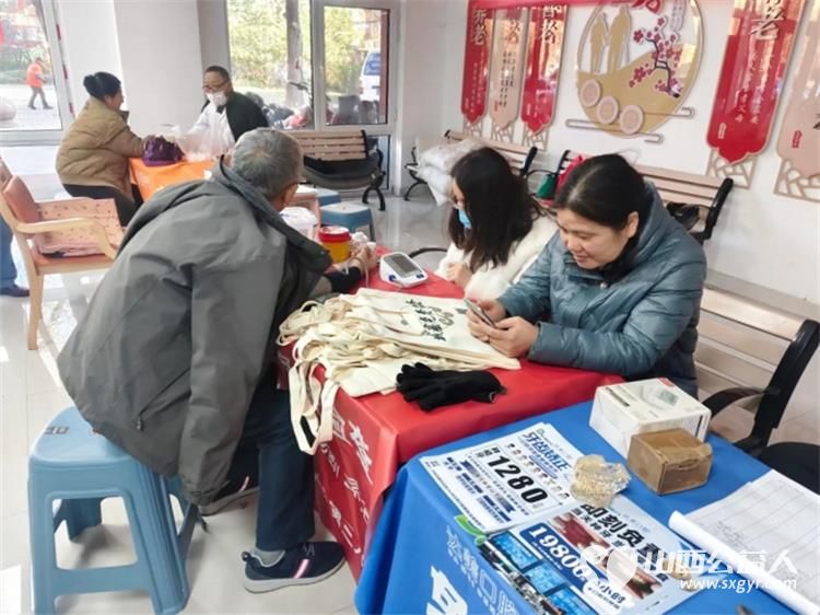 介休市敬老协会组织志愿者2025年11月19日在介休市西关街道金融路社区为社区所有老人爱心理发义诊 - 第19张