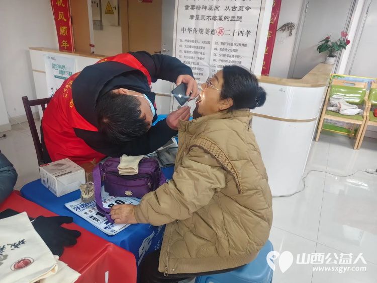 介休市敬老协会组织志愿者2025年11月19日在介休市西关街道金融路社区为社区所有老人爱心理发义诊 - 第18张