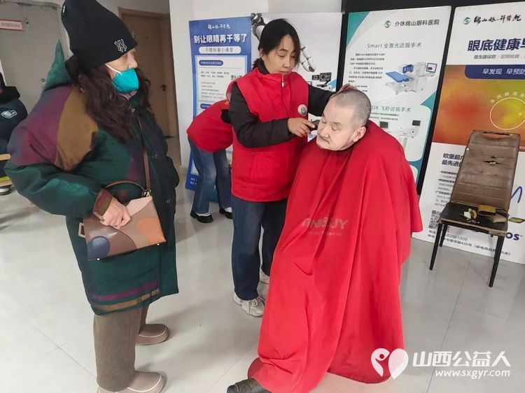 介休市敬老协会组织志愿者2025年11月19日在介休市西关街道金融路社区为社区所有老人爱心理发义诊 - 第24张