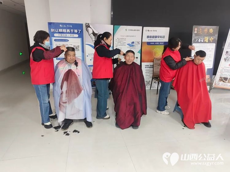 介休市敬老协会组织志愿者2025年11月19日在介休市西关街道金融路社区为社区所有老人爱心理发义诊 - 第4张