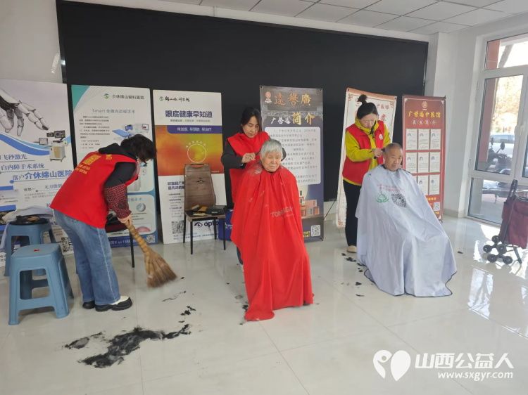 介休市敬老协会组织志愿者2025年11月19日在介休市西关街道金融路社区为社区所有老人爱心理发义诊 - 第7张