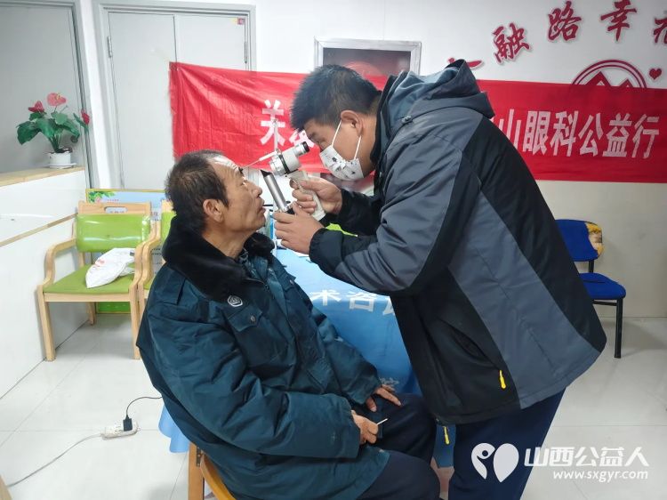 介休市敬老协会组织志愿者2025年11月19日在介休市西关街道金融路社区为社区所有老人爱心理发义诊 - 第16张