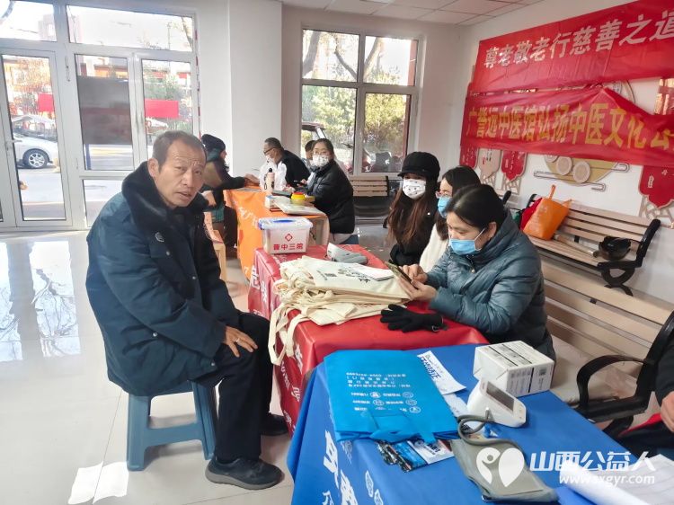 介休市敬老协会组织志愿者2025年11月19日在介休市西关街道金融路社区为社区所有老人爱心理发义诊 - 第21张