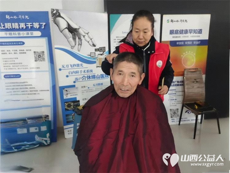 介休市敬老协会组织志愿者2025年11月19日在介休市西关街道金融路社区为社区所有老人爱心理发义诊 - 第11张